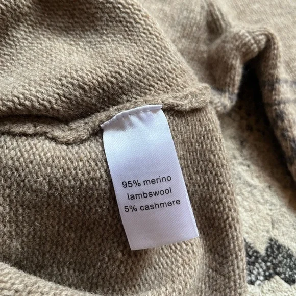 SOLD Cashmere & Wool shall collar sweater from the Nordic Store, Iceland. - Picture 3 of 5